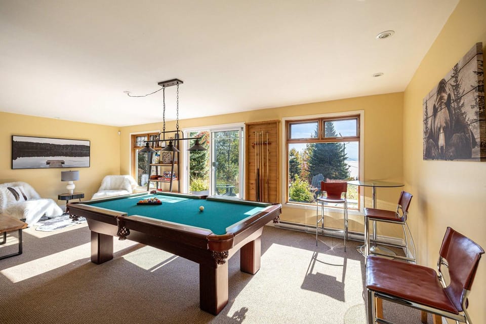 Beau Lieu - River View - Spa And Pool Table Chalet in Baie-Saint-Paul