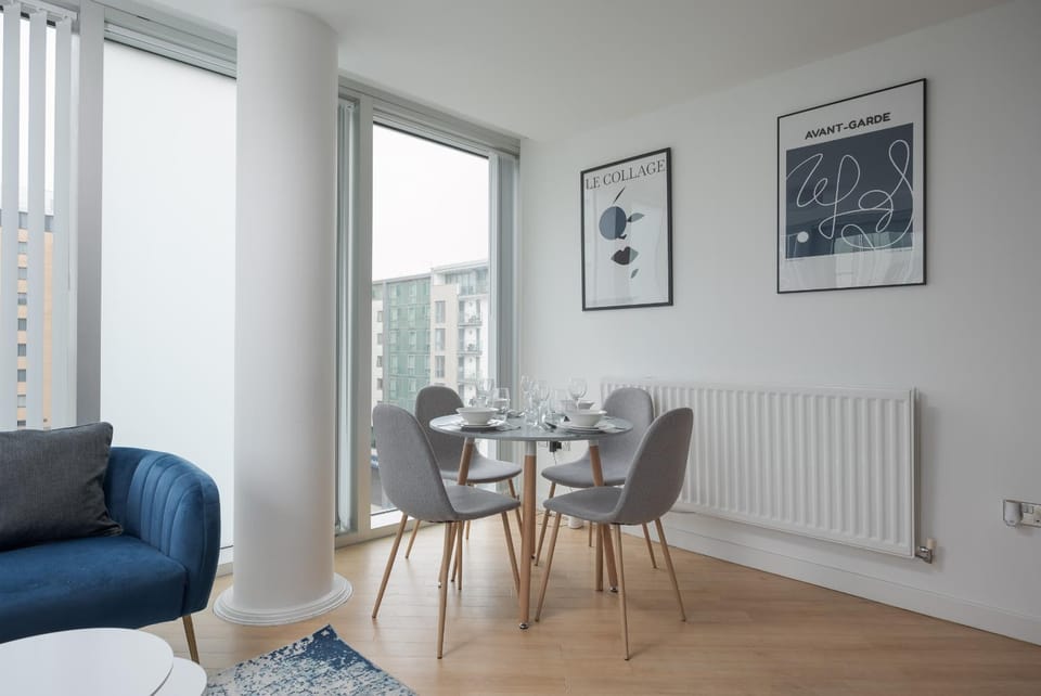 Living room, Seating area, Dining area, internet