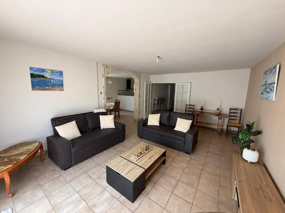 Family Apartment by the Sea with Garden House in La Londe-les-Maures