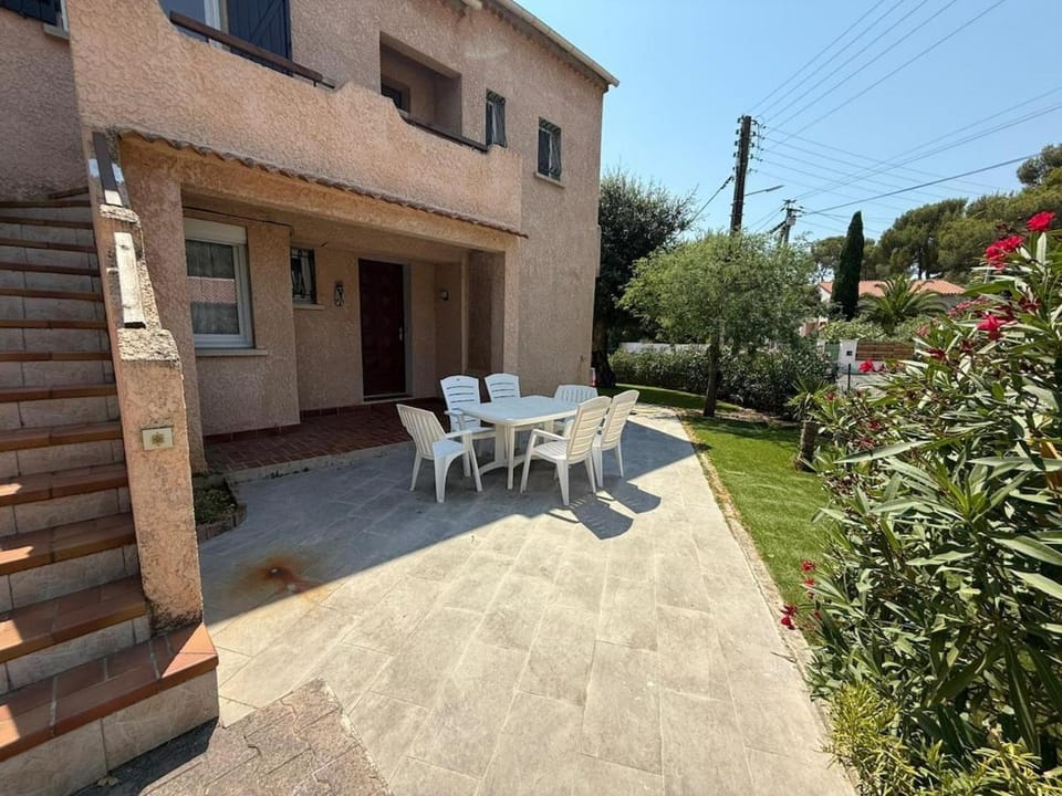 Family Apartment by the Sea with Garden House in La Londe-les-Maures