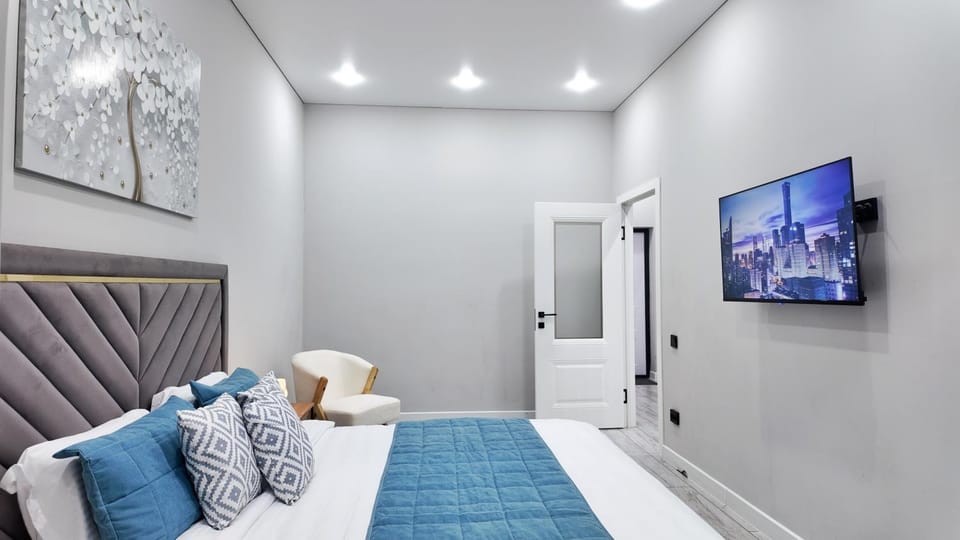 Bed, TV and multimedia, Bedroom