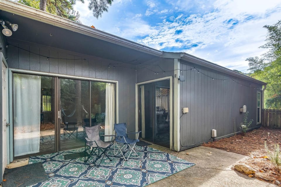 Pet-Friendly Raleigh Townhome Near Medical Centers House in Cary