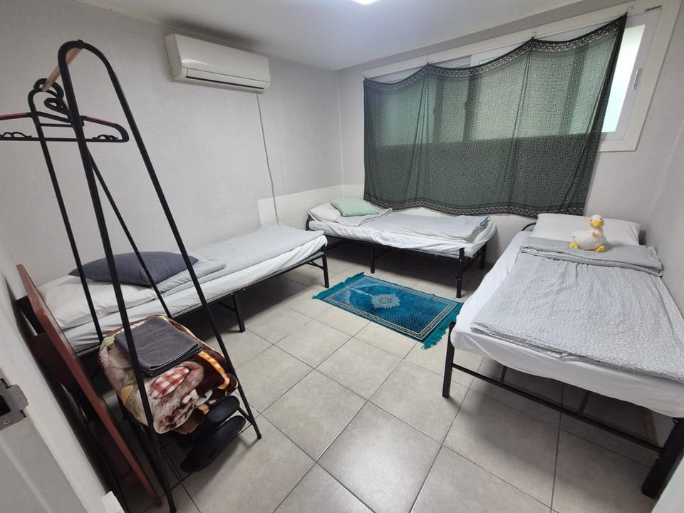 Itaewon Duck Duck Share House Bed and Breakfast in Seoul