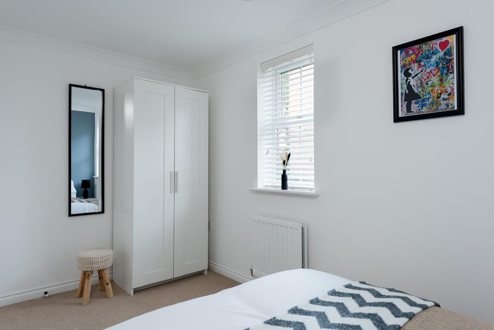 Bed, Photo of the whole room, Decorative detail, Bedroom, wardrobe