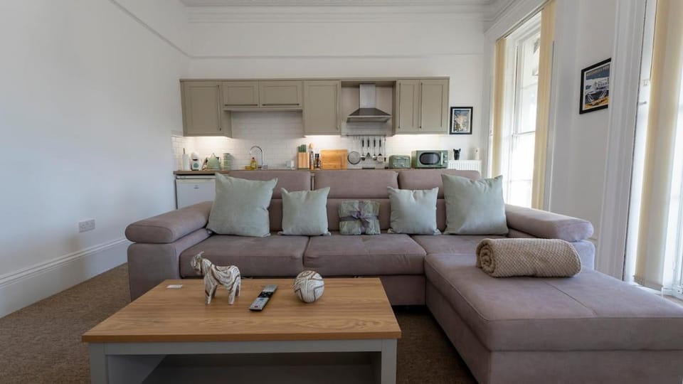 Spacious 2 Bed Apartment in Brighton- Free Parking Apartment in Hove