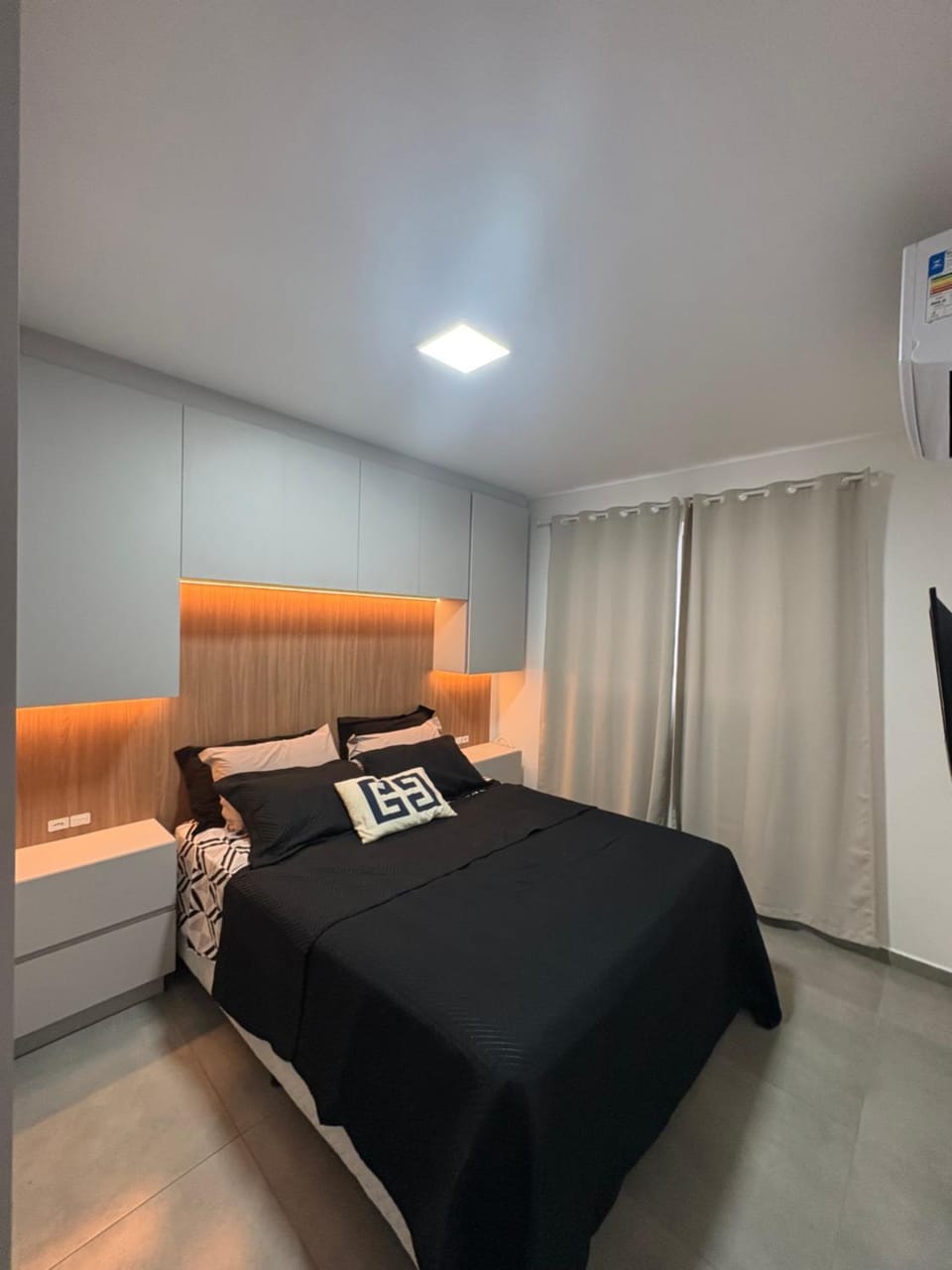 Photo of the whole room, Bedroom