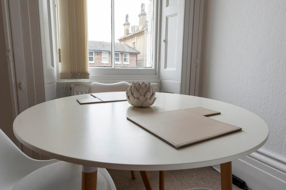 Spacious Studio in Central Brighton - Free Parking Apartment in Hove
