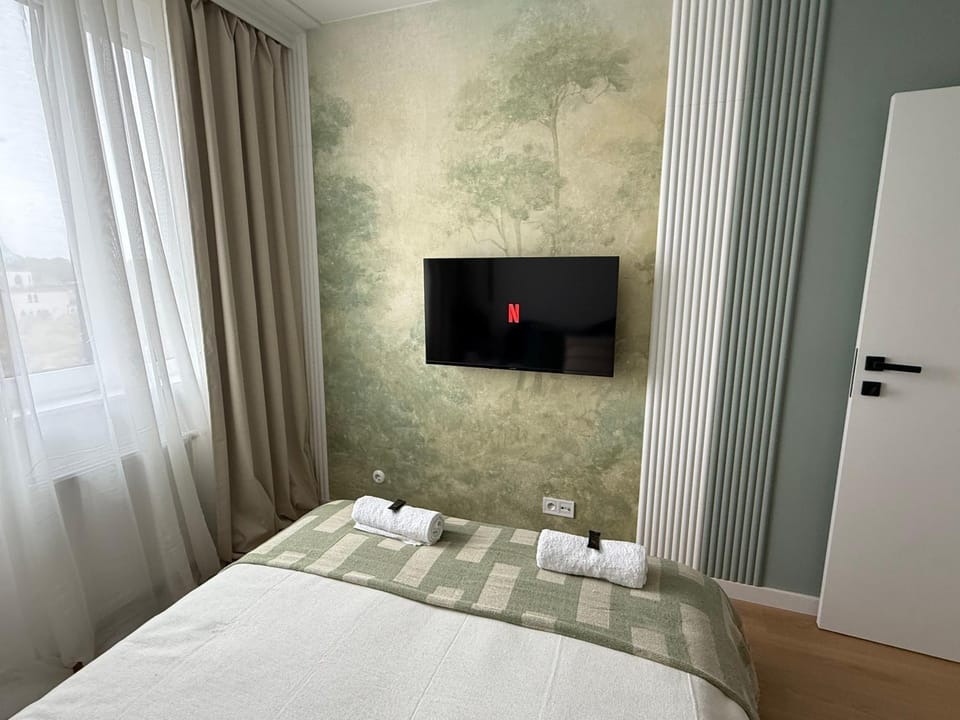 Bed, TV and multimedia, Photo of the whole room, Bedroom, towels