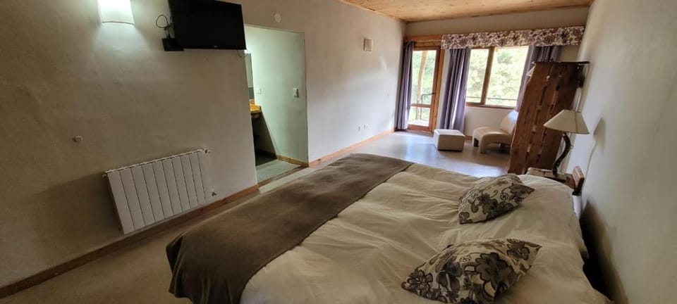 Bed, TV and multimedia, Photo of the whole room, Bedroom, wardrobe