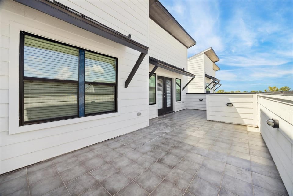 Luxury Group Retreat Rooftop Deck Chef's Kitchen Sleeps 10 House in Houston