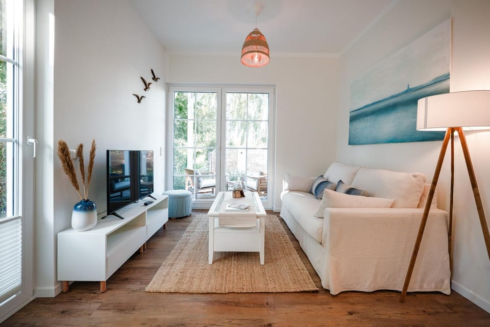 Communal lounge/ TV room, TV and multimedia, Living room, Seating area, Evening entertainment