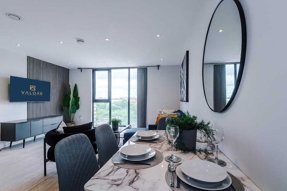 TV and multimedia, Living room, Seating area, Dining area