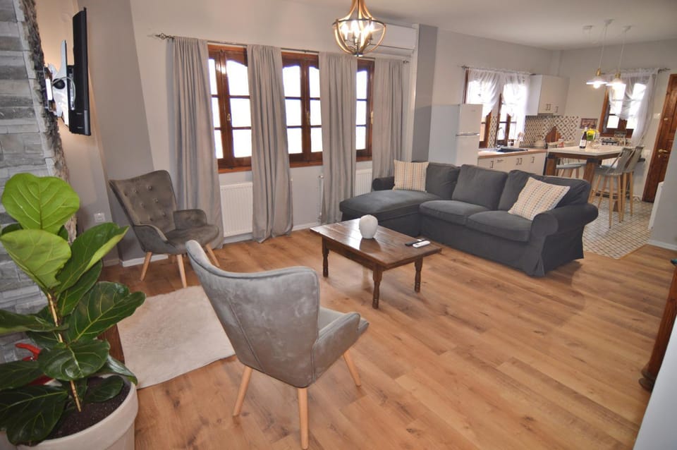 Living room, Seating area, Dining area