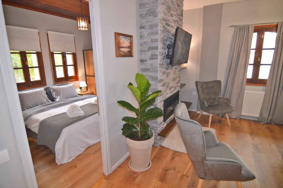 Bed, TV and multimedia, Living room, Photo of the whole room, Seating area, Bedroom, towels