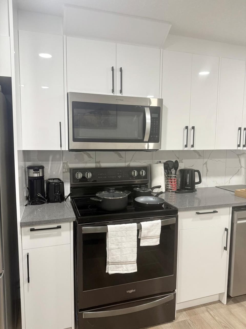 Coffee/tea facilities, Kitchen or kitchenette, oven, stove, toaster
