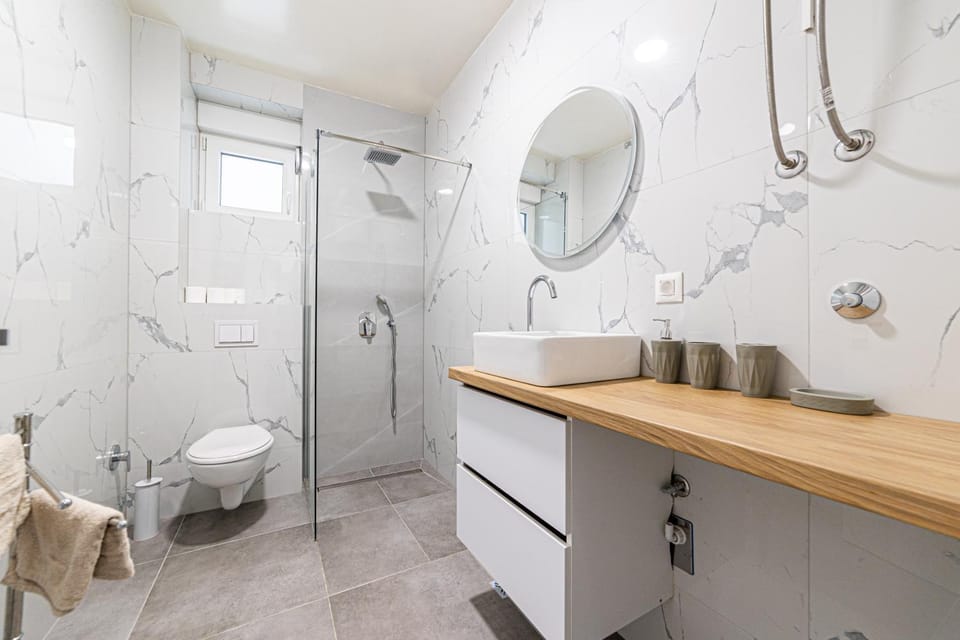 Shower, Toilet, Bathroom, towels