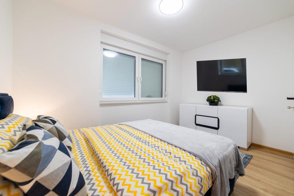 Bed, TV and multimedia, Photo of the whole room, Bedroom
