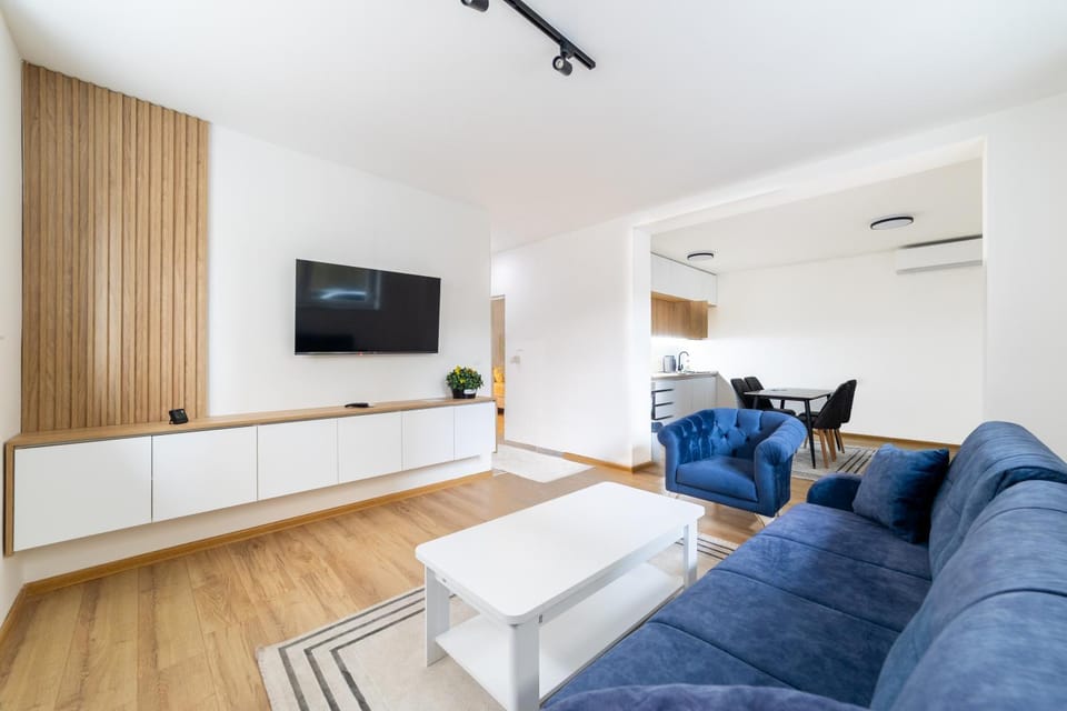 TV and multimedia, Living room, Seating area, Evening entertainment, air conditioner
