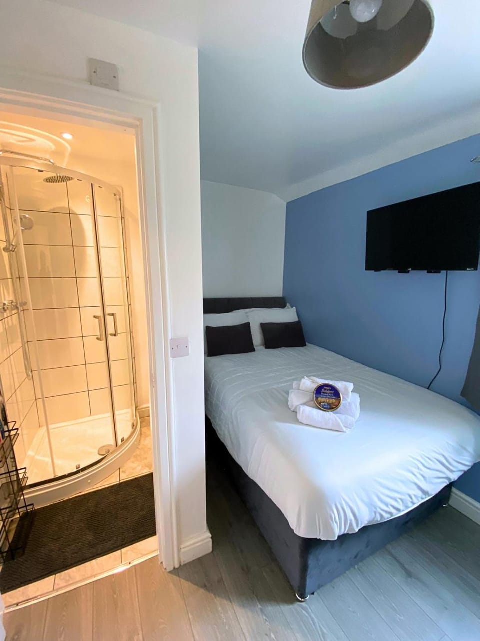 Shower, Bed, Bathroom, Photo of the whole room, Bedroom, towels