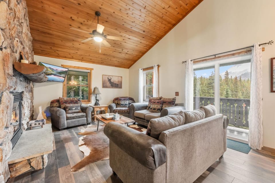 Blue River Escape Private Sauna plus Nearby Trails House in Blue River