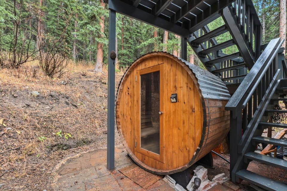 Blue River Escape Private Sauna plus Nearby Trails House in Blue River