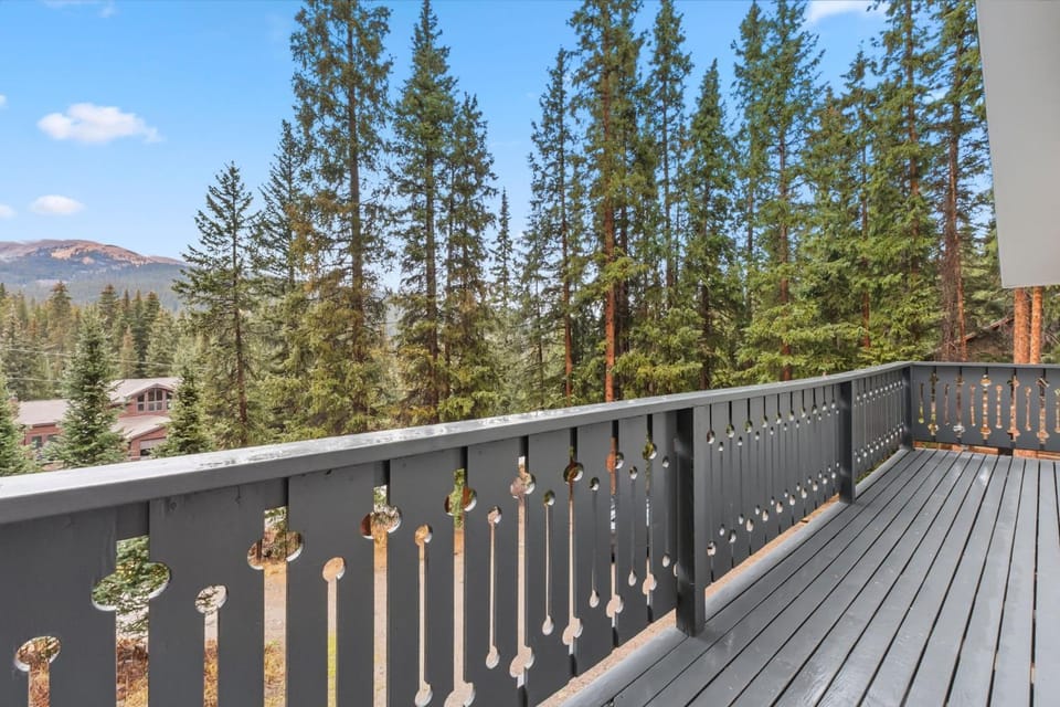 Blue River Escape Private Sauna plus Nearby Trails House in Blue River