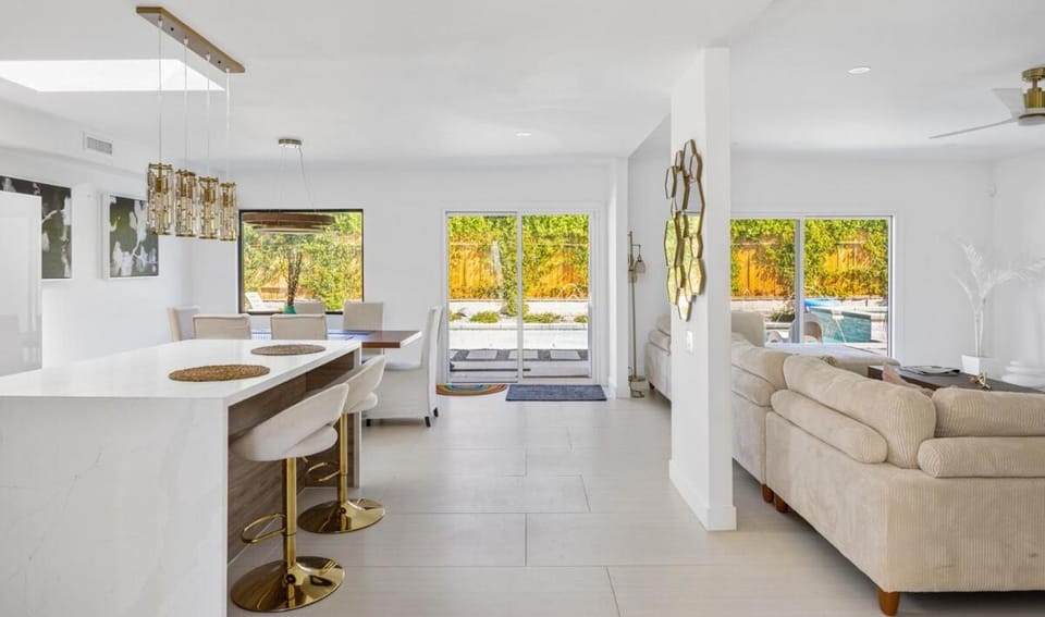 Kitchen or kitchenette, Living room, Seating area, Dining area