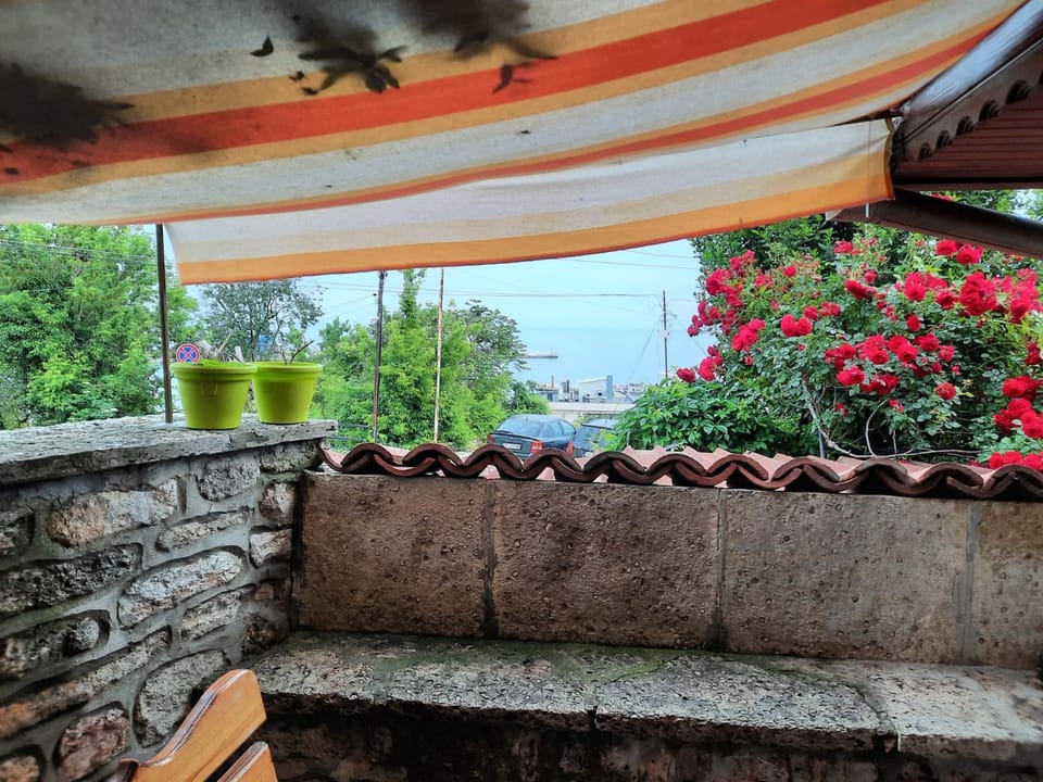 Property building, Patio, TV and multimedia, Balcony/Terrace, Inner courtyard view