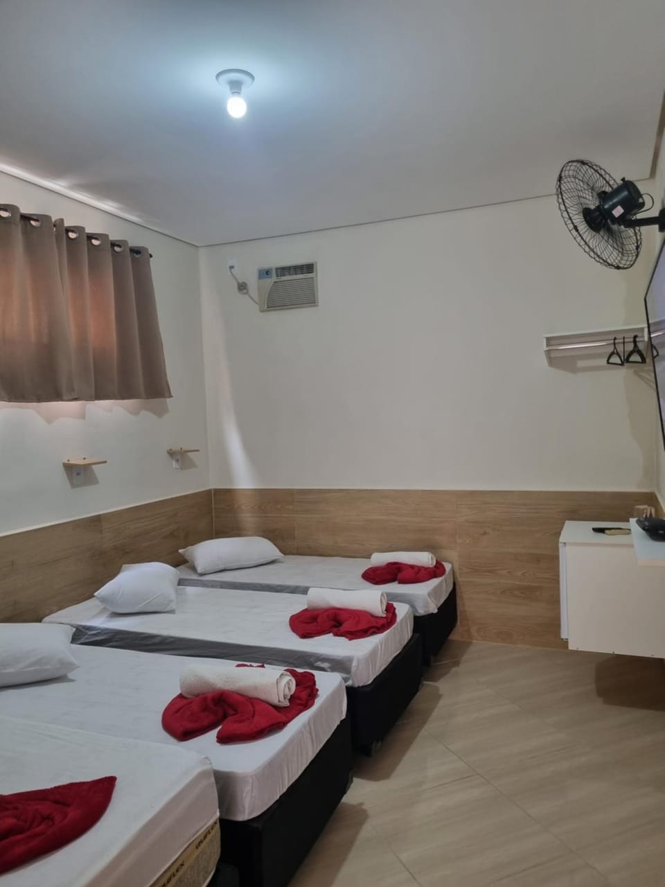 Pousada Quarto tv Smart ar Garagem Gratuita Hotel in State of São Paulo