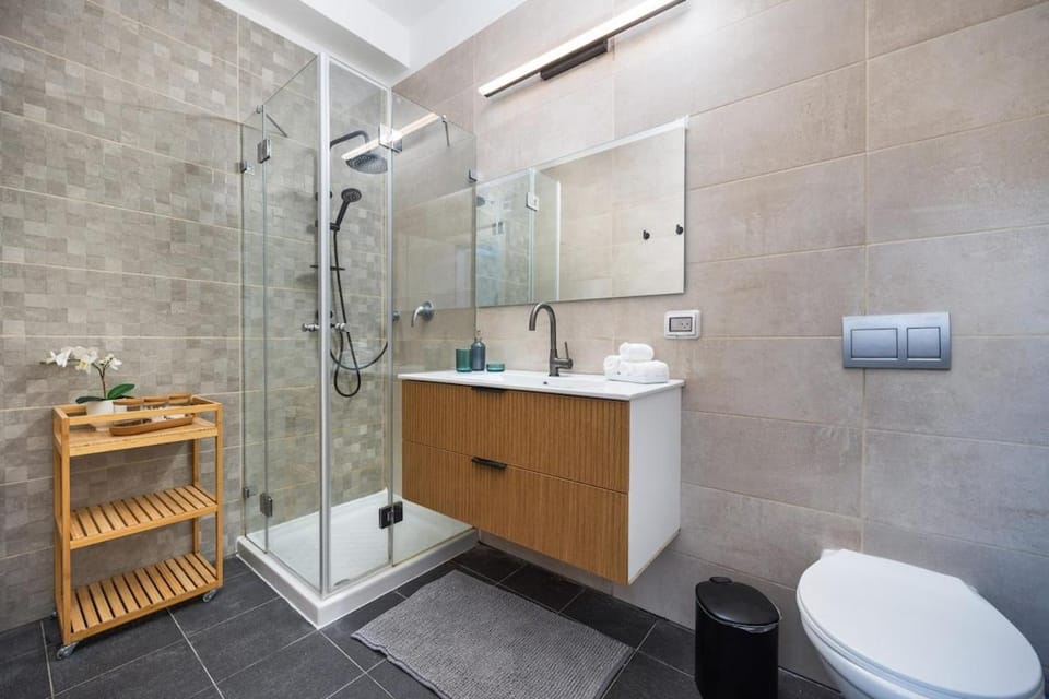 Deluxe 5BR Dream Stay at Bayit Vegan Apartment in Jerusalem