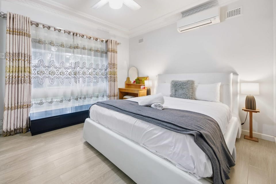 Bed, Photo of the whole room, Bedroom, air conditioner