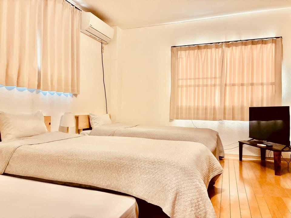 "たっきゅうミニホテル" "Takkyu mini hotel" 四国愛媛の宿-二階貸切-連泊割-バス停0分-ベッド8 Apartment in Japan