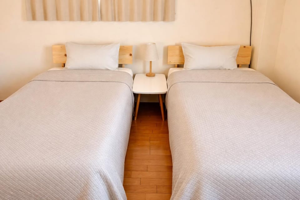 "たっきゅうミニホテル" "Takkyu mini hotel" 四国愛媛の宿-二階貸切-連泊割-バス停0分-ベッド8 Apartment in Japan