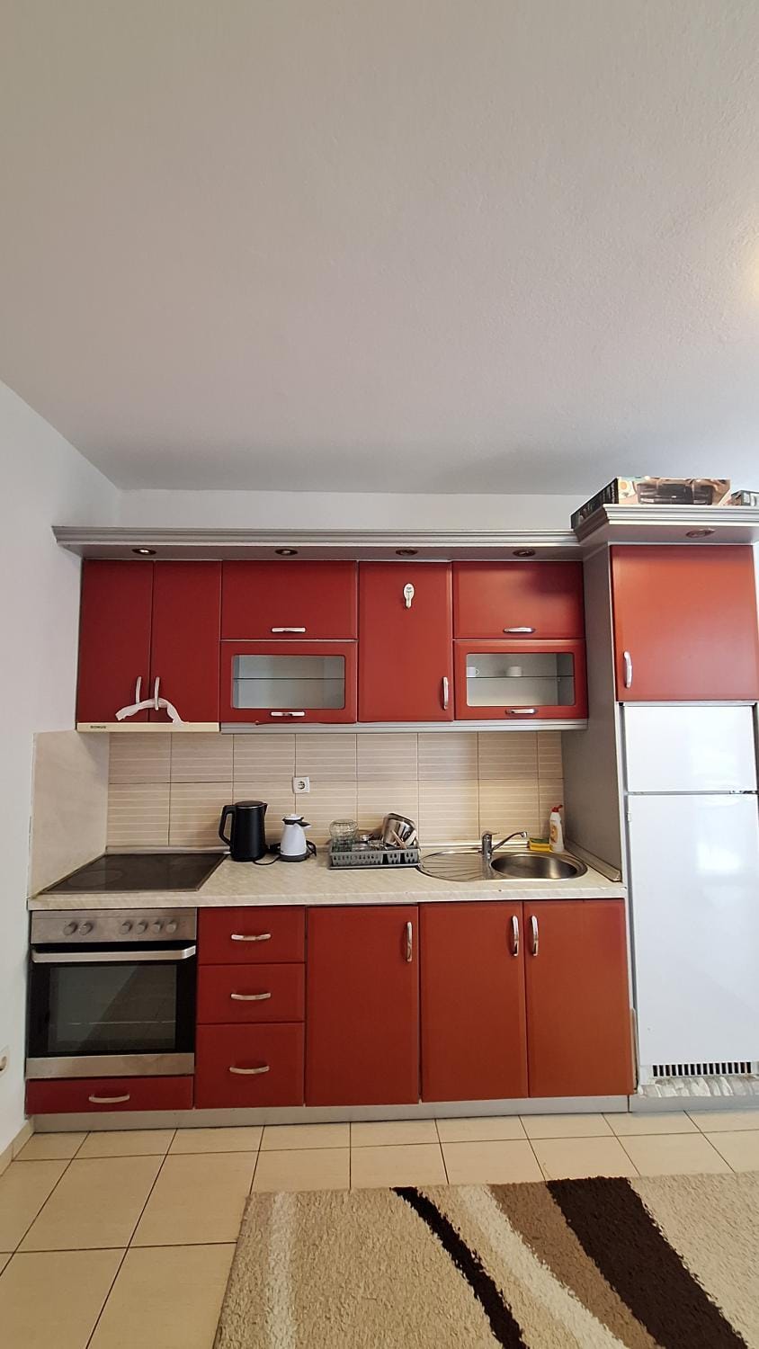 Kitchen or kitchenette, oven
