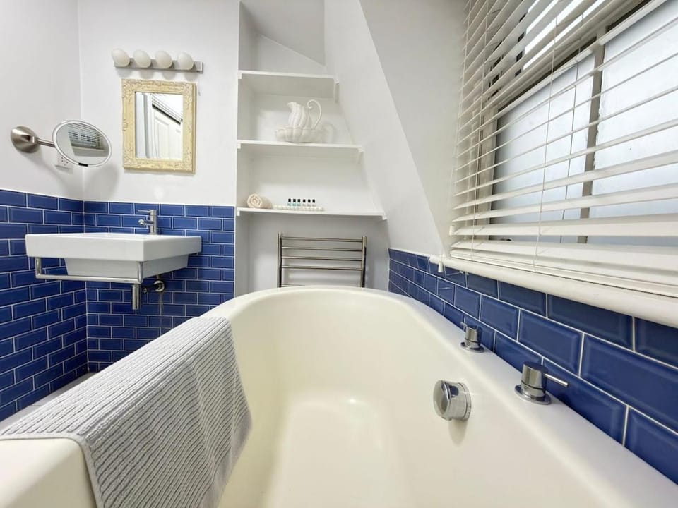 Stylish Hackney Townhouse Apartment in London Borough of Hackney