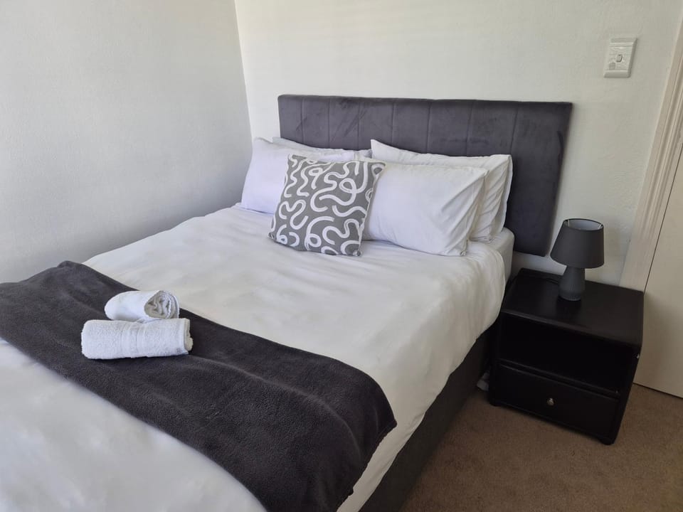 Bedroom, towels