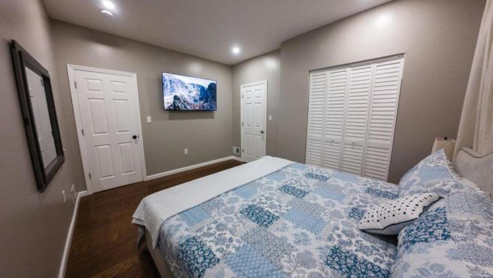 Bed, TV and multimedia, Bedroom, wardrobe
