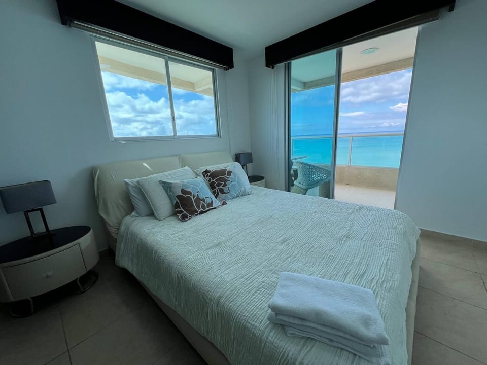 Beach front Ocean view, pool Family Apt Salinas Apartment in Salinas
