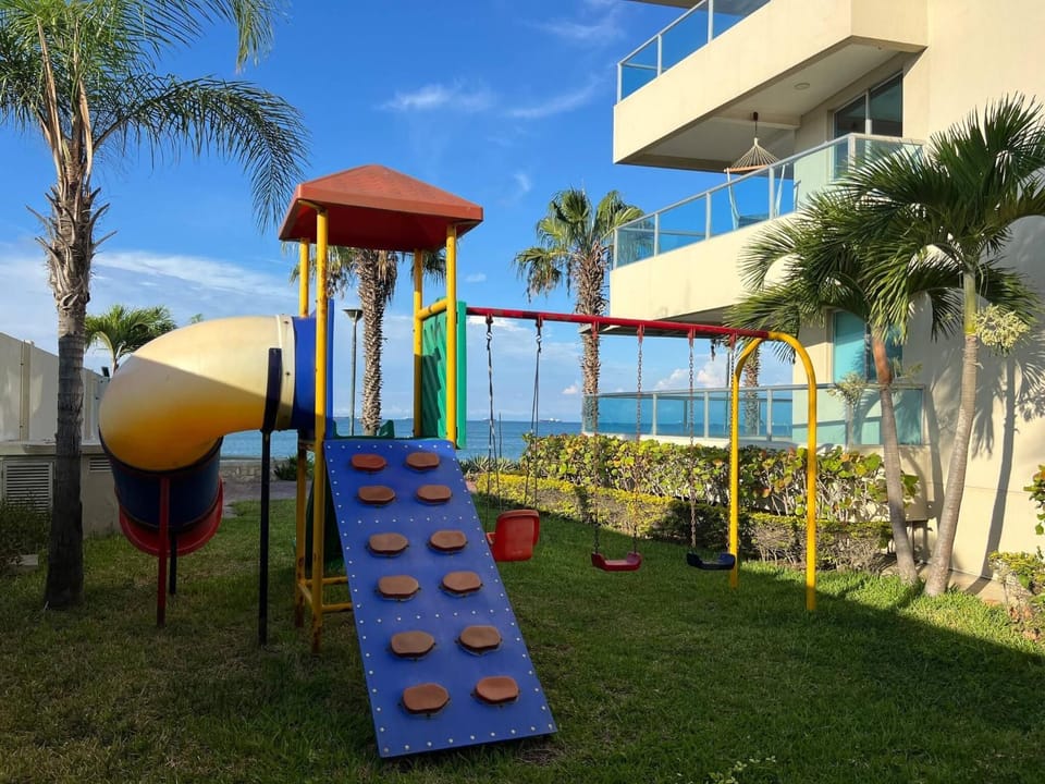 Beach front Ocean view, pool Family Apt Salinas Apartment in Salinas