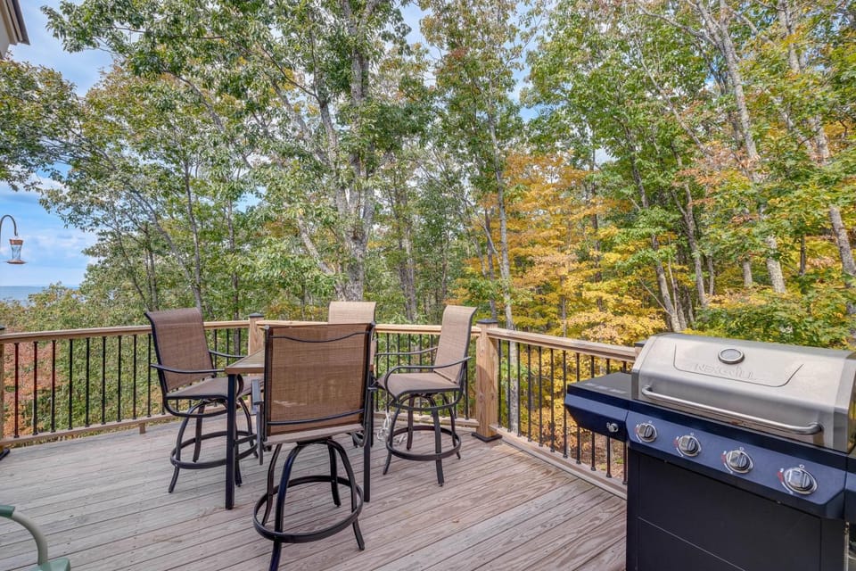 Mtn Views & Spacious Deck! Modern Caldwell Getaway House in West Virginia