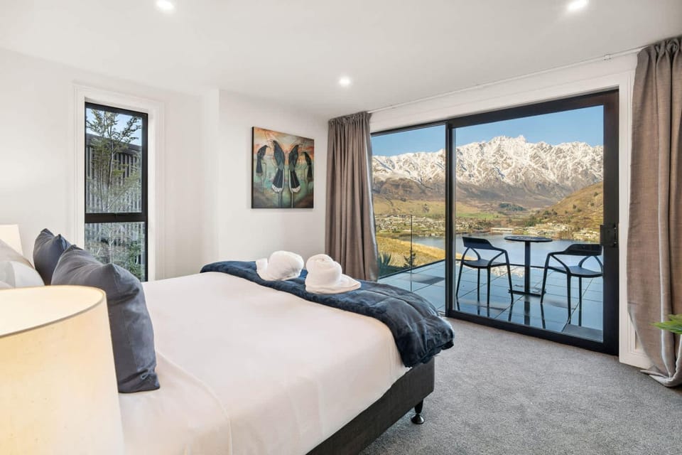 Elevated Tranquility Luxe Lakeview Horizons House in Queenstown