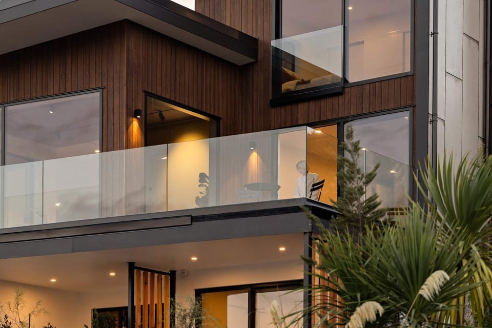 Elevated Tranquility Luxe Lakeview Horizons House in Queenstown