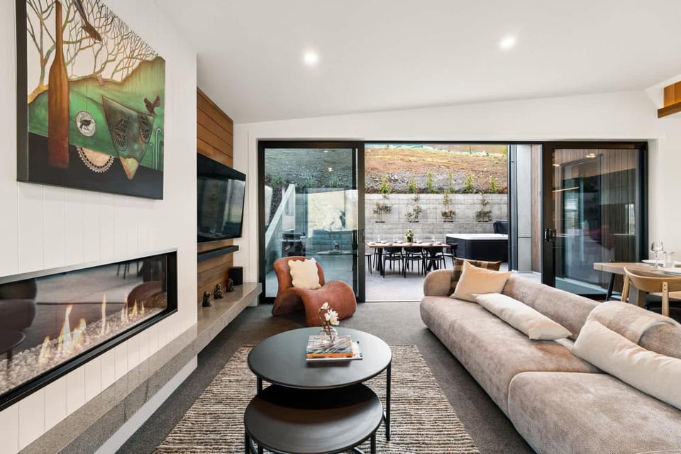 Elevated Tranquility Luxe Lakeview Horizons House in Queenstown