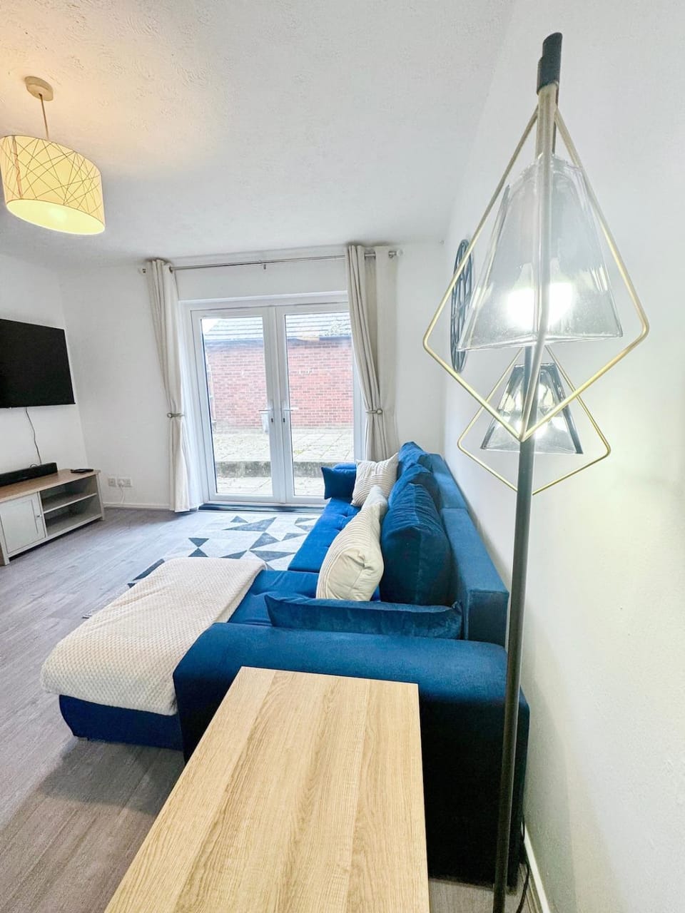 Modern 2-Bed w Parking & Garden House in London