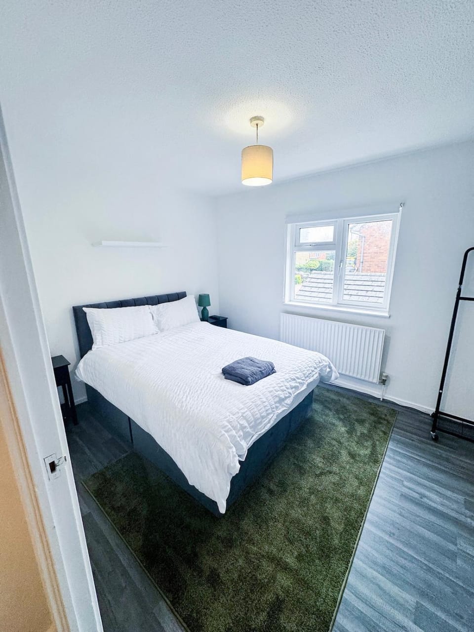 Modern 2-Bed w Parking & Garden House in London
