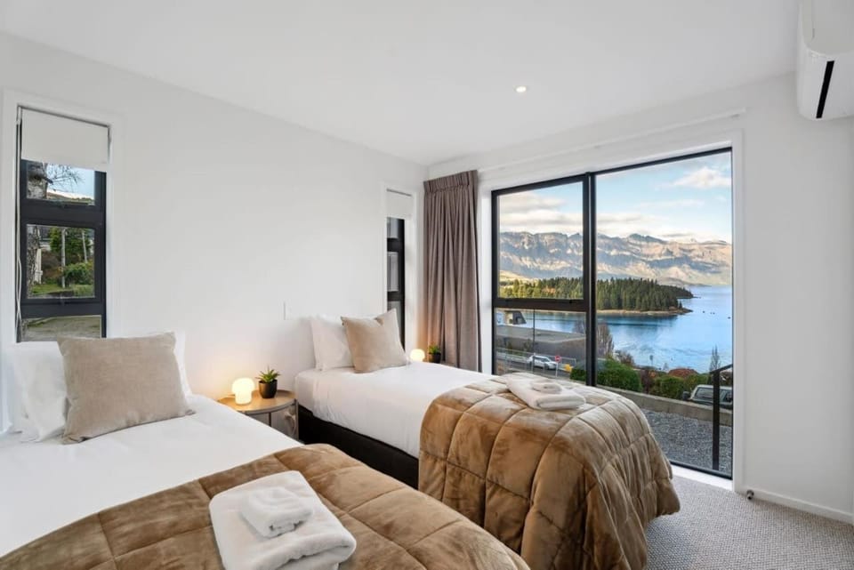 Lakeview Gem NEW Walk To Town Sleeps 6 House in Queenstown