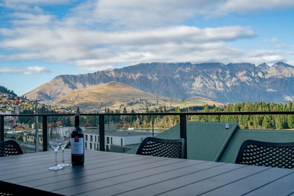 Lakeview Gem NEW Walk To Town Sleeps 6 House in Queenstown