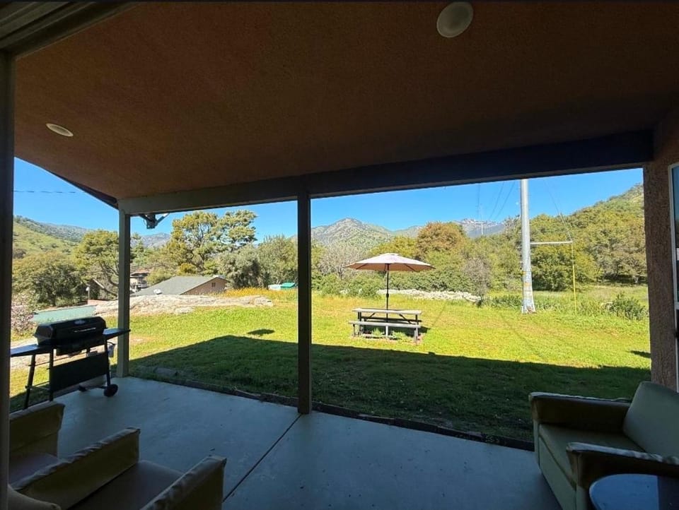 The Gathering Spot-6 miles from Sequoia Nlt'l Park House in Three Rivers