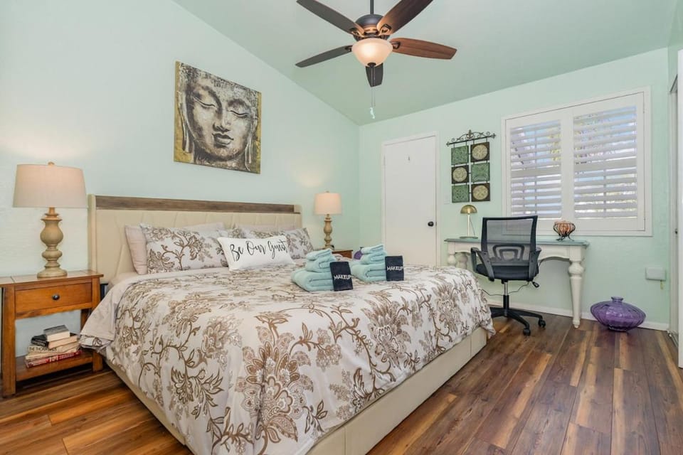 Serene Zen King Bed Condo - Half Mile from Beach Apartment in Melbourne