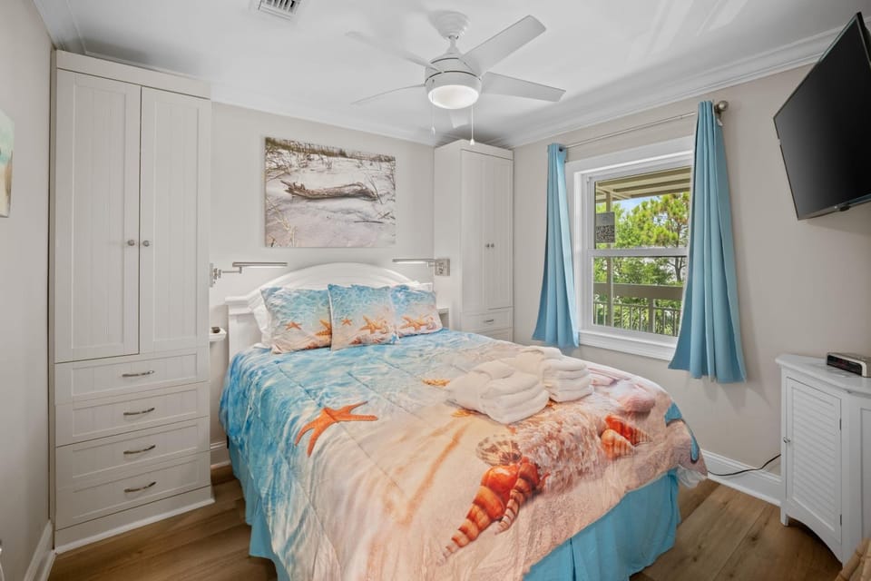 Bed, TV and multimedia, Photo of the whole room, Bedroom